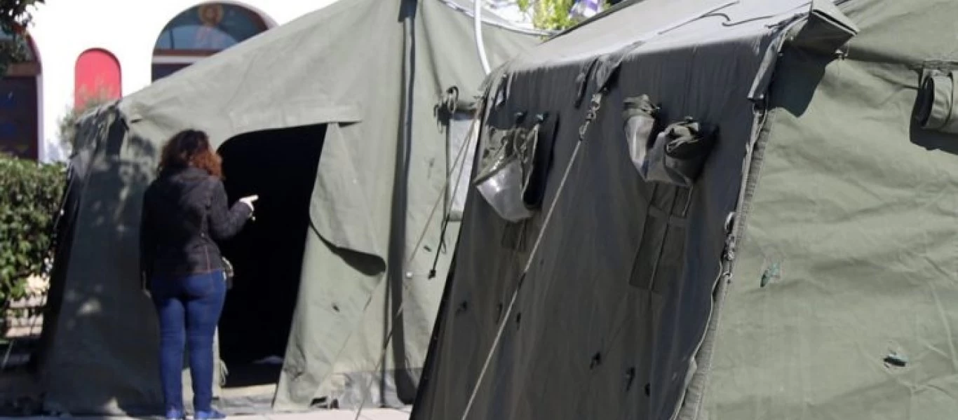 Στήθηκαν στρατιωτικές σκηνές έξω από το νοσοκομείο «Άγιος Παύλος» στη Θεσσαλονίκη (βίντεο)